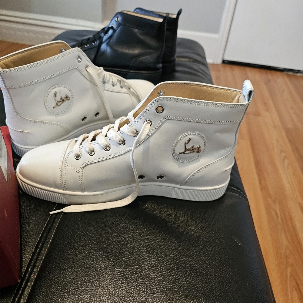 Preworn Christian Louboutin Men shoes. Size Eu: 43.  US: 9, 5. Good condition